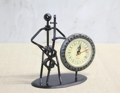 Metal Saatli Keman Çalan Müzisyen Alk4333