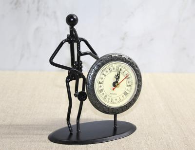 Metal Saatli Saksafon Çalan Müzisyen Alk4335