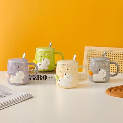 Kabartmalı Kedi Figürlü Kapaklı Kaşıklı Seramik Kupa 400ml