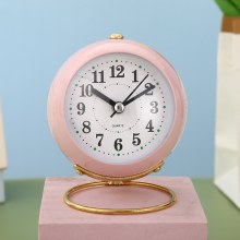 Yuvarlak Pembe Renkli Işıklı Metal Masa Üstü Alarmlı Çalar Saat Yuvarlak Pembe Renkli Işıklı Metal Masa Üstü Alarmlı Çalar Saat